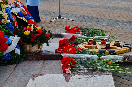 Торжественное шествие и возложение цветов к Мемориальному монументу «Могила неизвестного солдата»