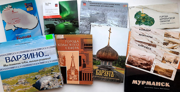 Тематическая выставка «Города Мурманской области в открытках и значках»